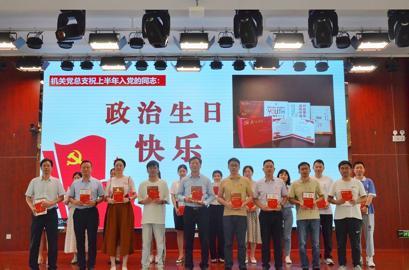 17810c53dae4f77eafed0fa760e280d9 始终跟党走 一路向将来_4.jpg