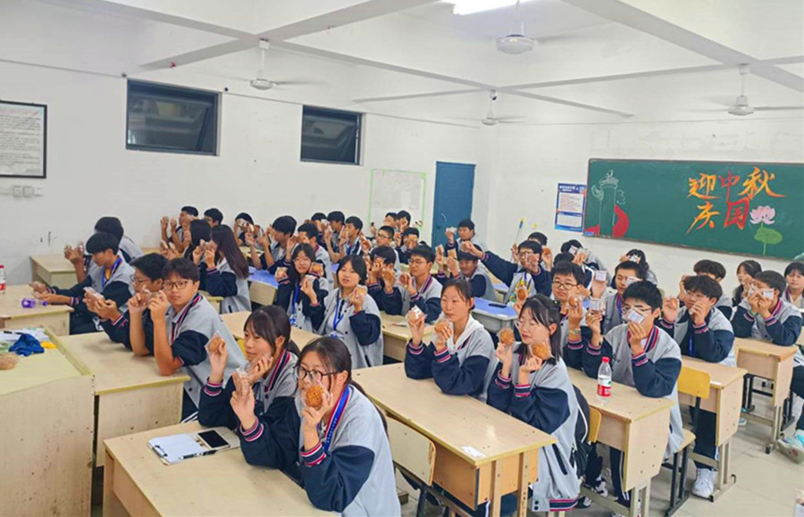 2023级工程造价3+2(2)班 中秋月饼照片.jpg 2023级工程造价3+2(2)班 中秋月饼照片.jpg