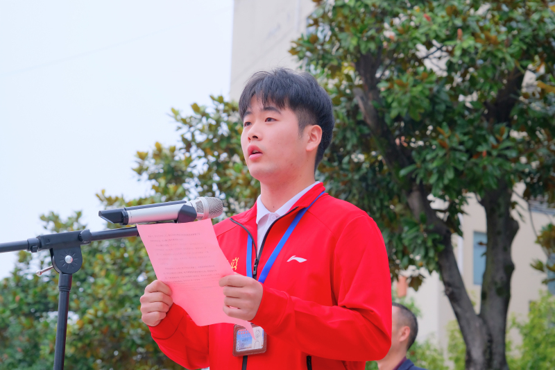 杨世龙同学讲话.jpg