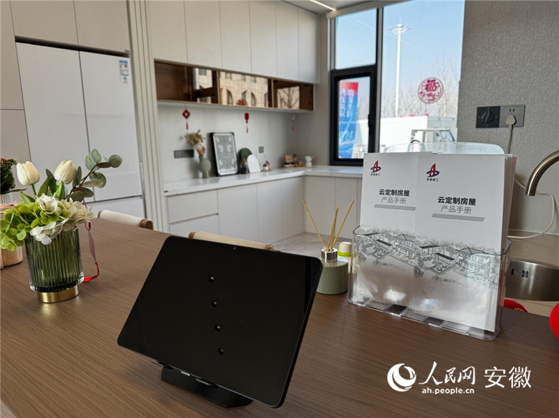 云定造房屋。人民网记者 胡雨松摄